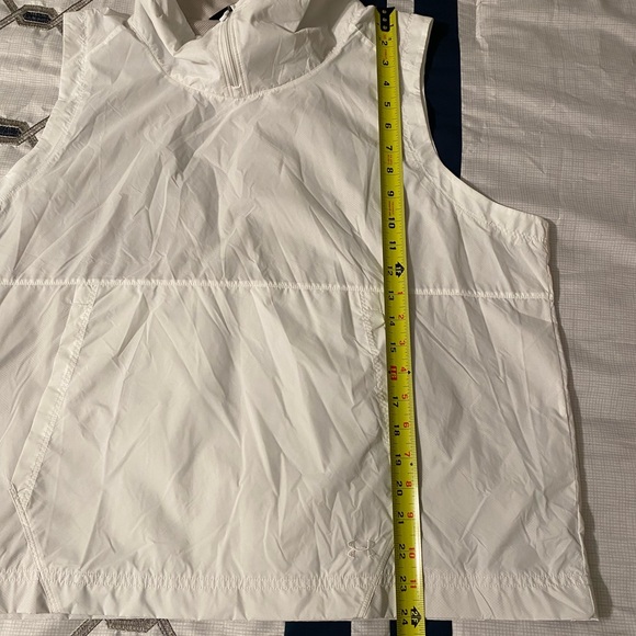 Women’s Under Armour Windbreaker Vest—XL - Picture 12 of 13